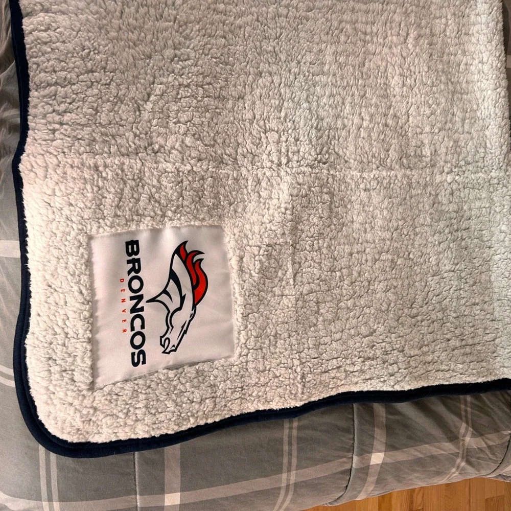 Denver Broncos NFL Sherpa Fleece Throw Blanket White Navy Blue 60x48